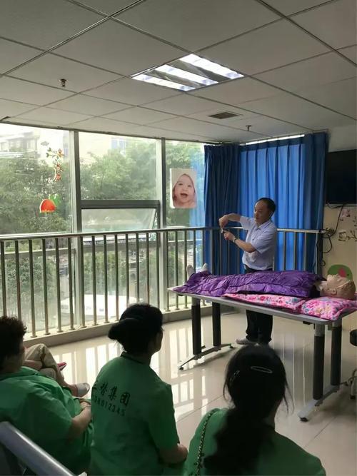 00--13:40在门诊二楼宣教室对陪护员进行了"体温计的使用","病人搬运